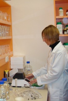 Tina Summerfield using a piece of laboratory equipment